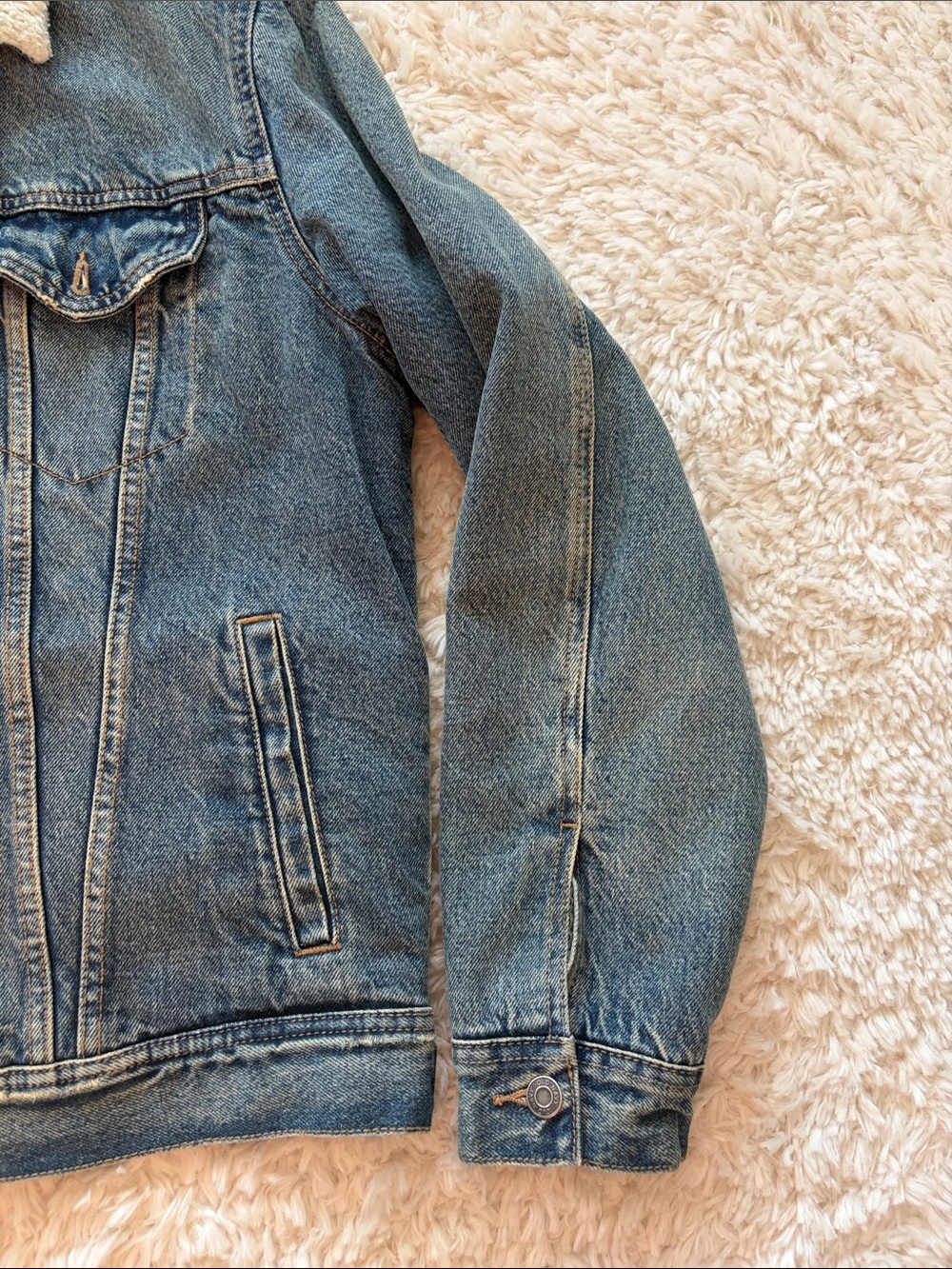๐ด Old Navy Men's Sherpa Lined Denim Jean Jacket - Picture 3 of 7